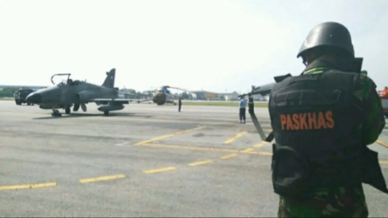 Latihan rutin yang digelar Lanud Roesmin Nurjadin Pekanbaru menggunakan pesawat tempur dan pasukan khas TNI AU.