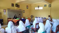 Anggota Polres Lombok Barat dan guru sedang memberikan pemahaman bahaya paham radikalisme di Madrasah Aliyah Ujumul Huda, Kampung Batu Sampan, Desa Lembar Selatan, Kecamatan Lembar, Kabupaten Lombok Barat. (Liputan6.com/Achmad Sudarno)