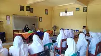 Polisi Bentengi Lombok Barat dari Radikalisme Lewat Sedekah Sandal Jepit