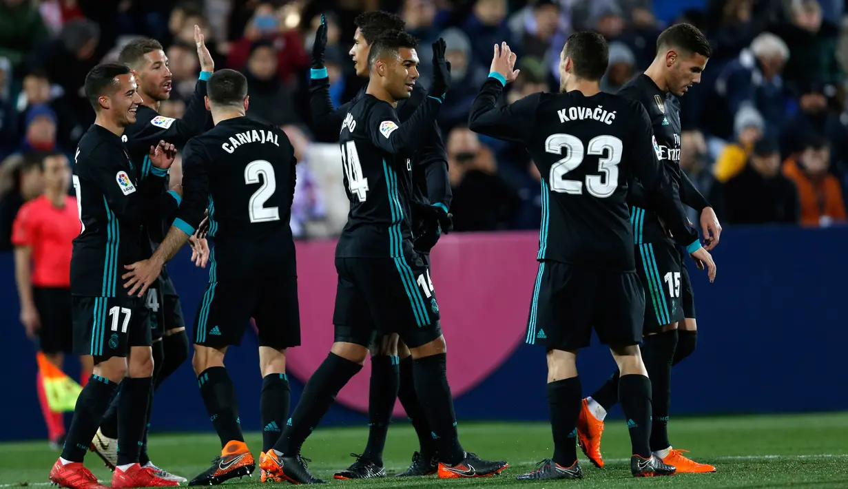 Pemain Real Madrid, Casemiro dan rekan setimnya merayakan gol ke gawang Leganes pada partai tunda pekan ke-16 La Liga Spanyol di Estadio Municipal de Butarque, Rabu (21/2). Real Madrid menang 3-1 atas Leganes meski sempat ketinggalan. (AP/Francisco Seco)