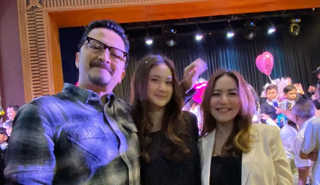 Ferry Maryadi dan mantan istrinya Risma juga terlihat kompak tampil monokrom saat menghadiri wisuda anak mereka, Leya. [Foto: IG/kangferrymaryadi].