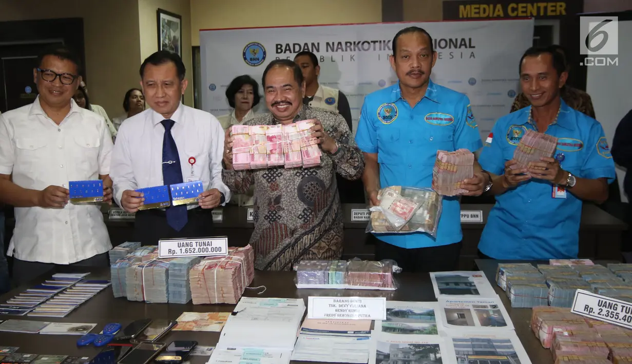 Deputi Pemberantasan BNN Irjen Arman Depari dan Kepala Departemen Penyidikan Sektor Jasa Keuangan Irjen Pol Rokhmad Sunanto menunjukkan barang bukti kasus TPPU narkotika saat rilis di kantor BNN, Jakarta, Selasa (28/2). (Liputan6.com/Arya Manggala)