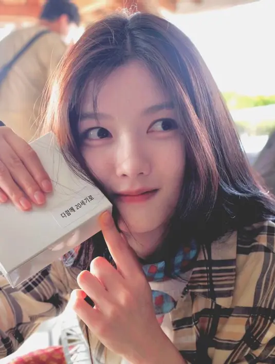 Kim You Jung berpose sambil menunjukkan kotak bertuliskan kalimat berbahasa korea yang artinya “Bersama-sama memasuki abad ke-20”. Aktris asal Korea Selatan ini kembali trending setelah dirinya berperan dalam film terbaru Netflix, 20th Century Girl. (Instagram/@you_r_love)