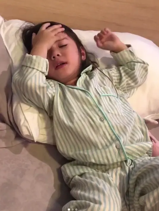 Lebih menggemaskannya ketika Gempi diminta untuk memegang bagian dahinya. Ia seakan tak kuat memegang kepalanya yang panas itu sambil bergurau. (Instagram/gisel_la)