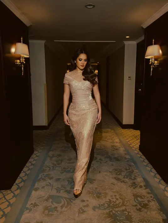 Dengan detail sabrina dan drapery, gaun Raisa tampi mewah dengan alur kristal di bagian rok. [@raisa6690]