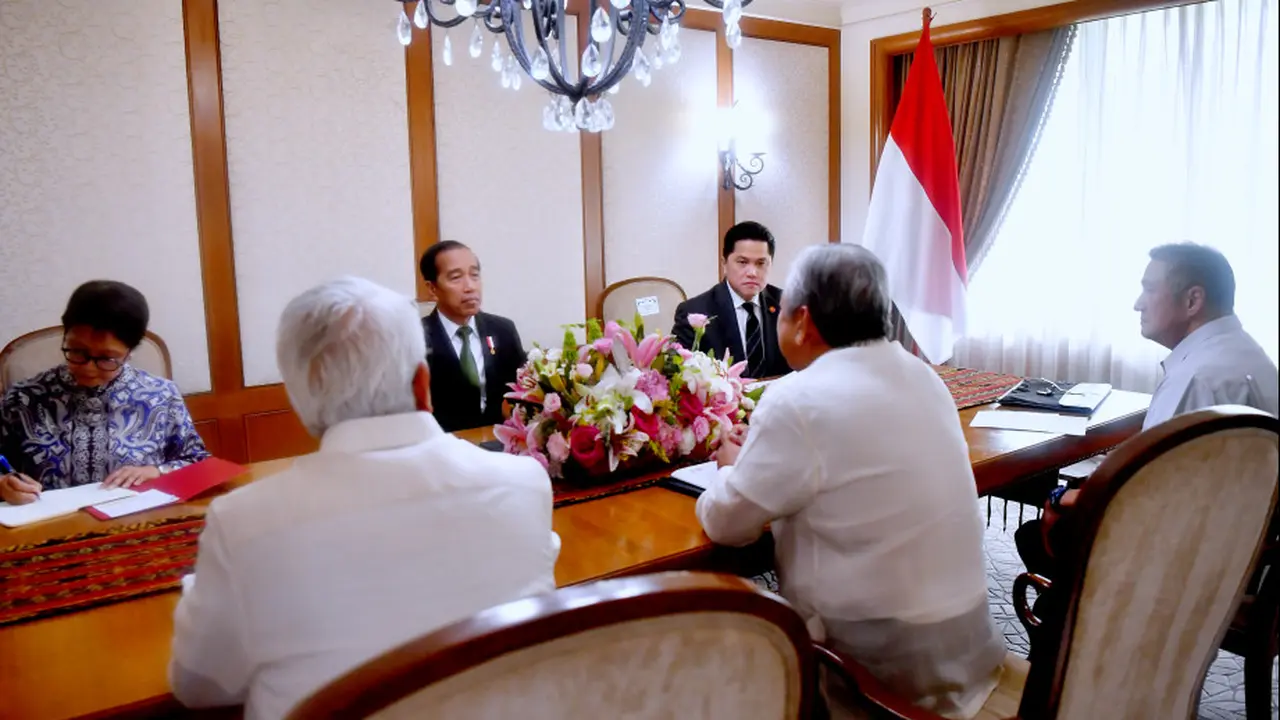 Menteri BUMN Erick Thohir mendampingi Presiden Joko Widodo dalam kunjungan kerja di Manila, Filipina, Kamis (11/1/2024). (Dok Kementerian BUMN)
