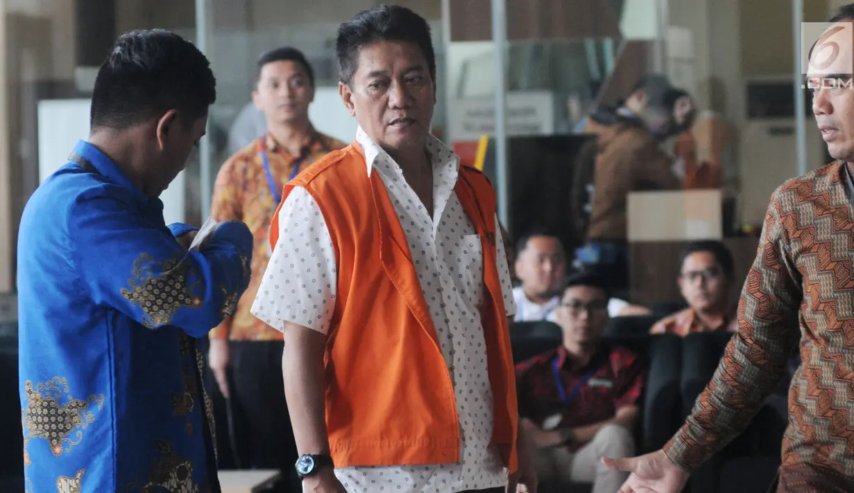 Hakim Pengadilan Negeri Jakarta Selatan, Irwan tiba untuk pemeriksaan di Gedung KPK, Jakarta, Jumat (14/12). Irwan  menjalani pemeriksaan perdana sebagai tersangka kasus dugaan suap penanganan perkara perdata di PN Jaksel. (Merdeka.com/Dwi Narwoko)