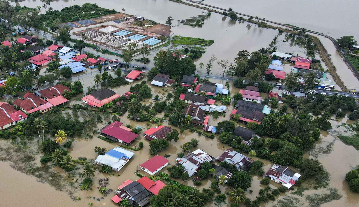 Foto udara menunjukkan area permukiman yang terendam banjir di Kangar, negara bagian Perlis, Malaysia utara, pada Kamis 27 November 2025. Hingga Kamis 27 November 2025, negara bagian utara dan timur Malaysia masih digenangi banjir parah. (Mohd RASFAN/AFP)