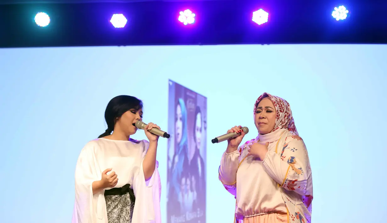 Tidak hanya mencipta lagu, Melly Goeslaw juga menjadi pengisi original soundtrack film Kartini. Dalam membawakan lagu tersebut, ia menggaet penyanyi berbakat Gita Gutawa. (Nurwahyunan/Bintang.com)