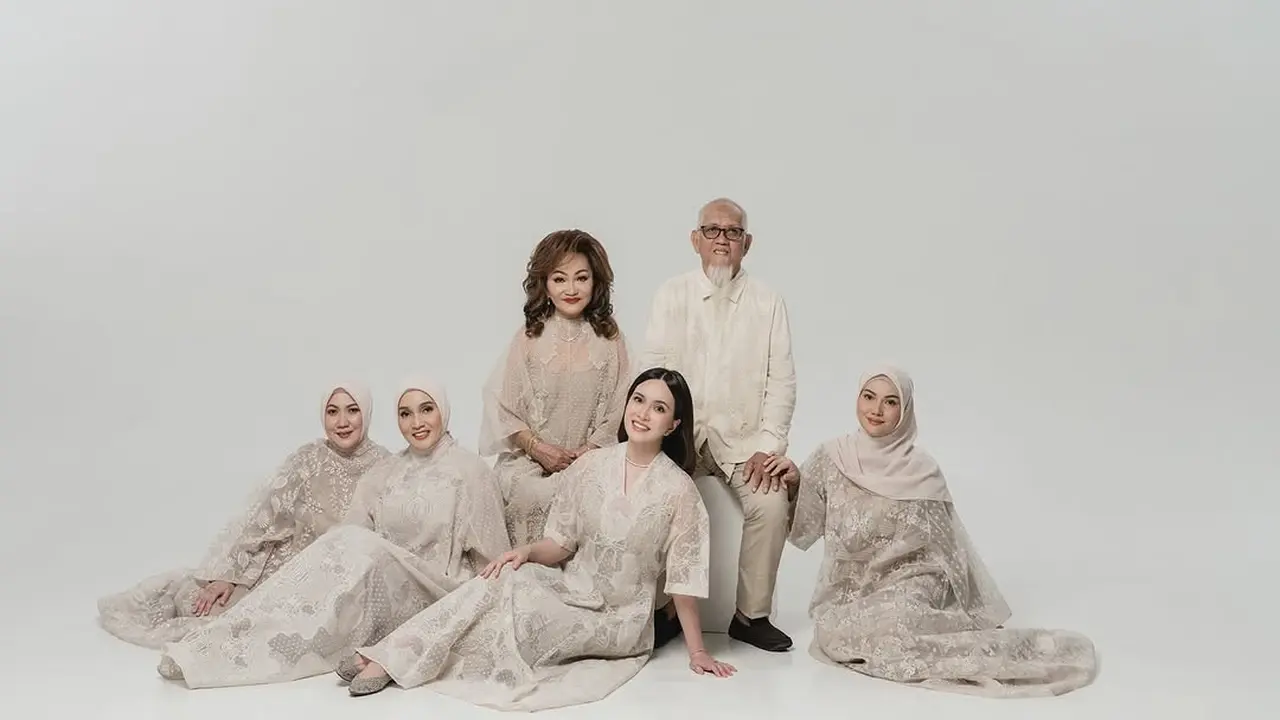 6 Pemotretan Shandy Aulia Bersama Keluarga Besar Muslim, Rukun di Tengah Perbedaan
