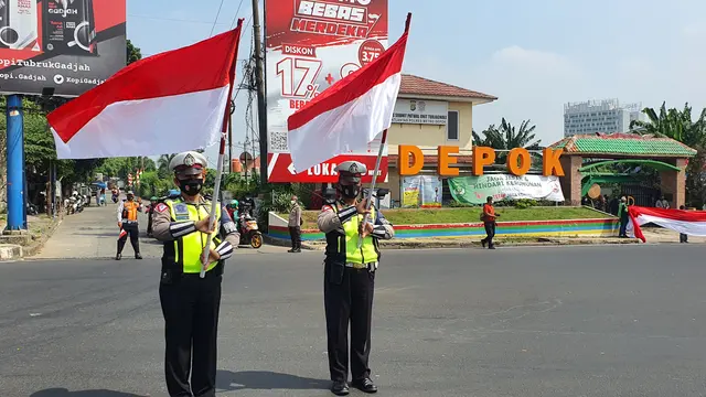 Polres Depok menghentikan sementara kegiatan masyarakat saat detik-detik proklamasi dalam rangka HUT ke-76 RI