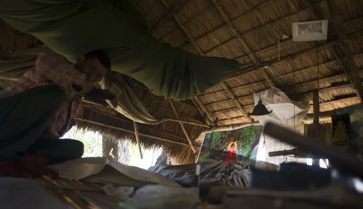 Warga bersantai di dalam rumah pohon di desa Taik Kyi, Myanmar, 14 Januari 2016. Warga di desa ini terpaksa membuat rumah pohon untuk tempat berlindung dari kawanan gajah liar yang belakangan ini kerap menyerang desa Taik Kyi. (AFP PHOTO/Ye Aung THU)