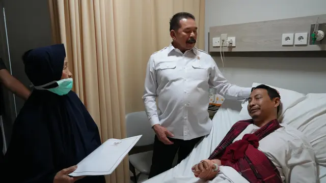 Jaksa Agung ST Burhanuddin menjenguk pegawai yang menjadi korban pembacokan orang tidak dikenal (OTK) di Pengasinan, Sawangan, Depok, Sabtu dini hari, 24 Mei 2025 pukul 02.30 WIB. (Foto: Puspenkum Kejagung)