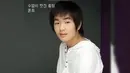 Ini adalah foto saat Onew SHINee masih duduk di bangku SMP. Ia terlihat lucu dengan rambutnya yang gondrong. (Foto: koreaboo.com)