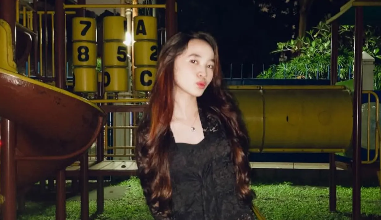 Rambut coklat panjangnya kerap ditata wavy, tampak elegan dengan mengenakan kebaya hitam brokat dipadukan rok batiknya. [@kana.sybilla]