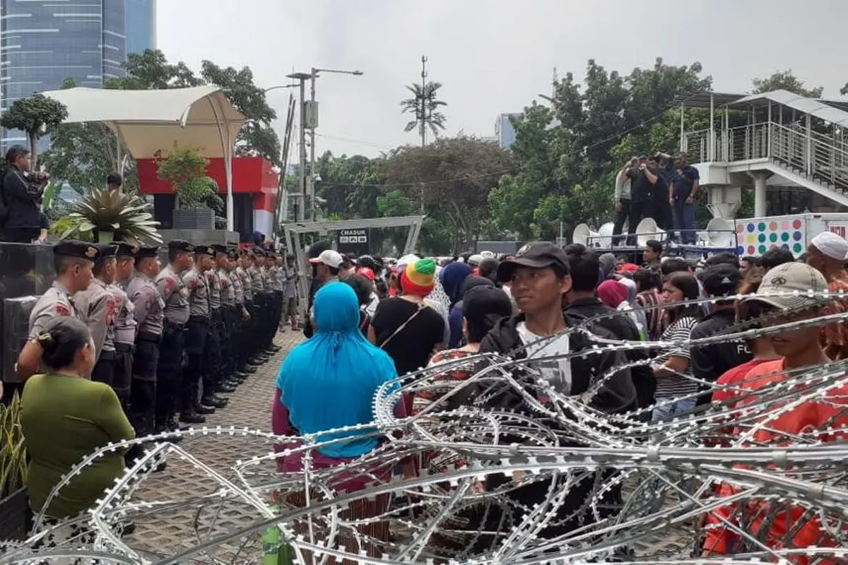 Karyawan PT Palma Satu demo di depan Gedung KPK