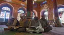 Umat Muslim membaca Alquran di dalam kuil Syekh Abdul Qadir Al-Jailani selama bulan suci Ramadhan di Srinagar (11/4/2022). Kuil bersejarah ini pernah dihadiri puluhan ribu umat Islam. (AFP/Tausef Mustafa)