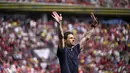 Pelatih Bayer Leverkusen, Xabi Alonso melakukan perpisahan dengan para fans setelah laga lanjutan Liga Jerman 2024/2025 melawan Borussia Dortmund di BayArena, Leverkusen, Jerman, Minggu (11/05/2025) waktu setempat. (AFP/Ina Fassbender)