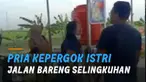 Beberapa anggota kepolisian mencoba menenangkan keduanya.