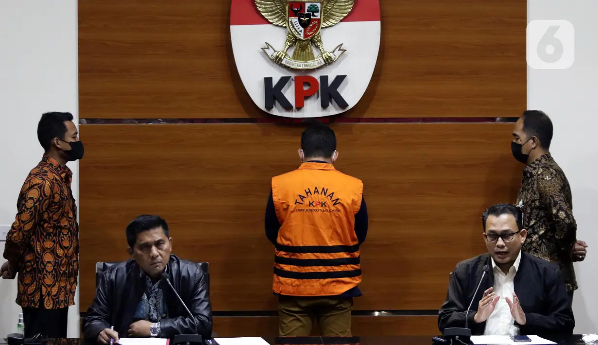 Plt Juru Bicara KPK, Ali Fikri (kedua kanan) menjawab pertanyaan pewarta saat rilis penahanan Direktur PT Java Orient Property, Dandan Jaya Kartika di Gedung KPK, Jakarta, Jumat (22/7/2022). Dandan Jaya Kartika merupakan tersangka baru kasus dugaan suap pengurusan izin apartemen di Pemkot Yogyakarta yang juga melibatkan mantan Wali Kota Yogyakarta Haryadi Suyuti. (Liputan6.com/Helmi Fithriansyah)