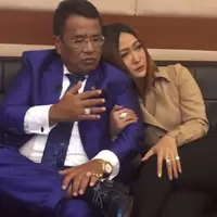 Inul Daratista manja bersandar di bahu Hotman Paris