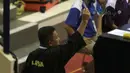 Pelatih Malaysia melakukan protes saat anak asuhnya Shukor M. Z. Hakim melawan Arafa M. Yachser pada semifinal putra kelas 55 kg - 60 kg Test Event Pencak Silat di Padepokan Silat TMII, Jakarta, (12/2/2018). Arafa menang 5-0. (Bola.com/Nick Hanoatubun)