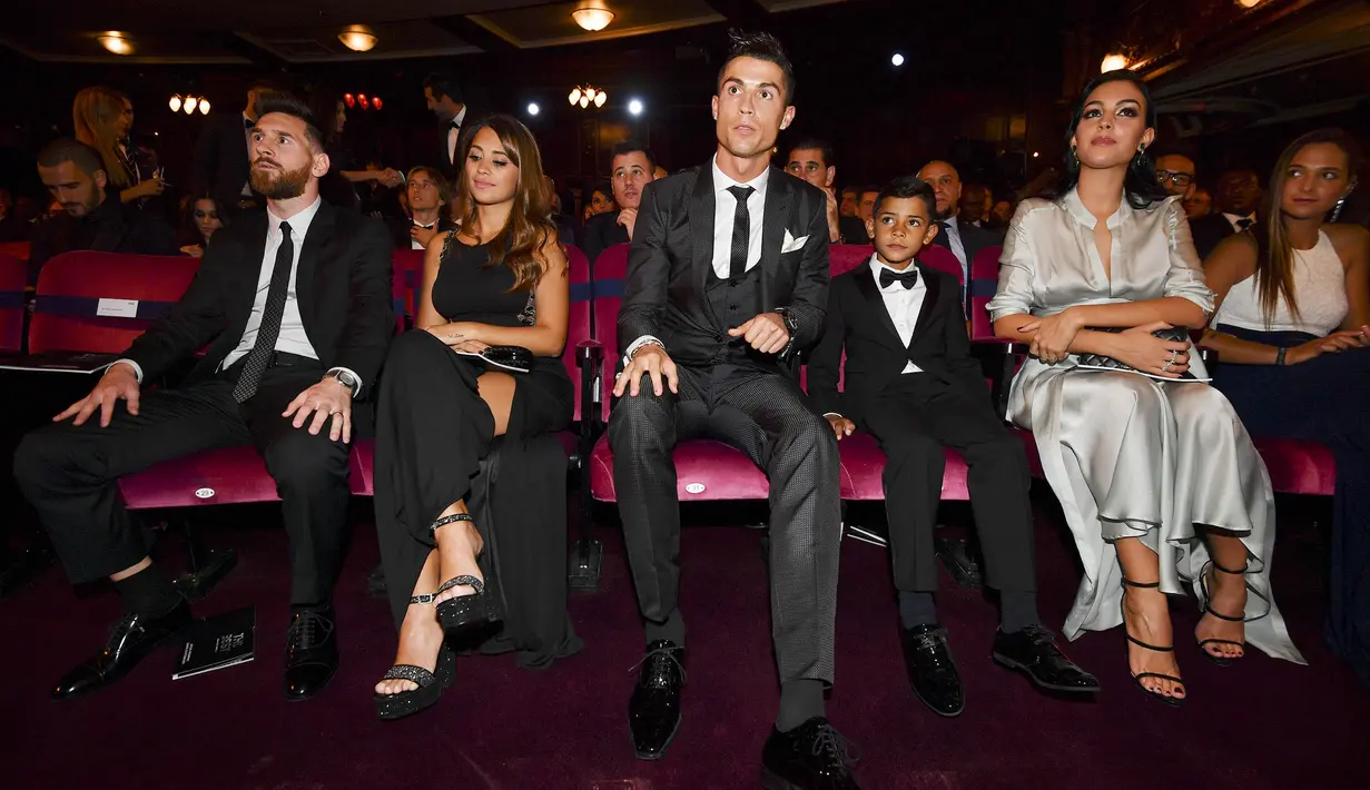 Bintang Real Madrid, Cristiano Ronaldo dan striker Barcelona, Lionel Messi, saat menghadiri acara penghargaan pemain terbaik FIFA 2017 di London, Senin (23/10/2017). Cristiano Ronaldo berhasil meraih pemain terbaik FIFA 2017. (AFP/Ben Stansall)