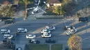 Helikopter diterjunkan mencari kendaraan tersangka penembakan di pusat layanan bagi kaum difabel Inland Regional Center, California, Rabu (2/12). 14 orang tewas dan 17 lainnya terluka akibat penembakan yang dilakukan tiga orang (REUTERS/Mario Anzuoni)