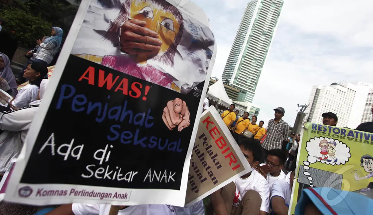 Komnas Perlindungan Anak (Komnas PA) melakukan aksi damai di kawasan Bundaran HI, Jakarta, Minggu (14/12/2015). (Liputan6.com/Faizal Fanani) 