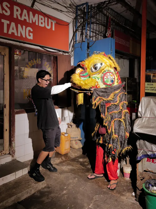 Inspirasi OOTD Imlek Anti-Mainstream Pakai Sneakers. dok. New Balance