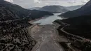 Foto udara ini menunjukkan rendahnya permukaan air di danau buatan Mornos setelah kekeringan, dekat desa Lidoriki, sekitar 240 km barat laut Athena, pada 1 September 2024. (Angelos TZORTZINIS / AFP)