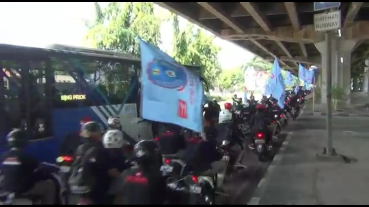 Buruh berebut jalur dengan transjakarta