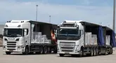 Truk-truk yang membawa bantuan menunggu untuk memasuki Jalur Gaza dari penyeberangan Kerem Shalom, Israel, pada 20 Mei 2025. (Jack GUEZ/AFP)