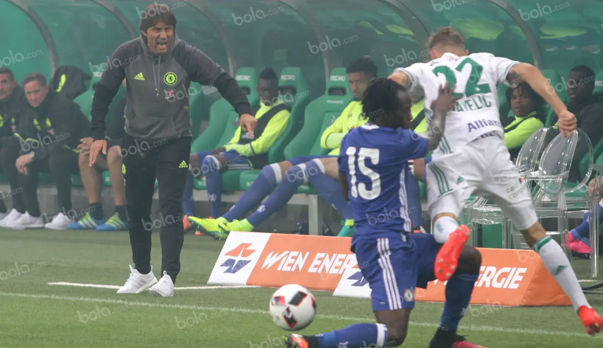 Manajer anyar Chelsea, Antonio Conte, melewati laga perdananya dengan kekalahan 0-2 dari tuan rumah Rapid Vienna di Stadion Allianz, Wina, Austria, Sabtu (16/7/2016). (Bola.com/Reza Khomaini)