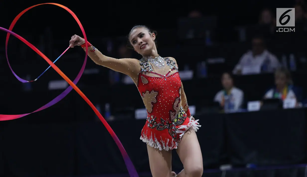 Pesenam Indonesia, Nabila Evandestiera saat laga nomor pita penyisihan senam ritmik putri Asian Games 2018 di JIEXPO Kemayoran, Jakarta, Senin (27/8). Nabila Evandestiera hanya mampu mengumpulkan 36,350 poin. (Liputan6.com/Helmi Fithriansyah)