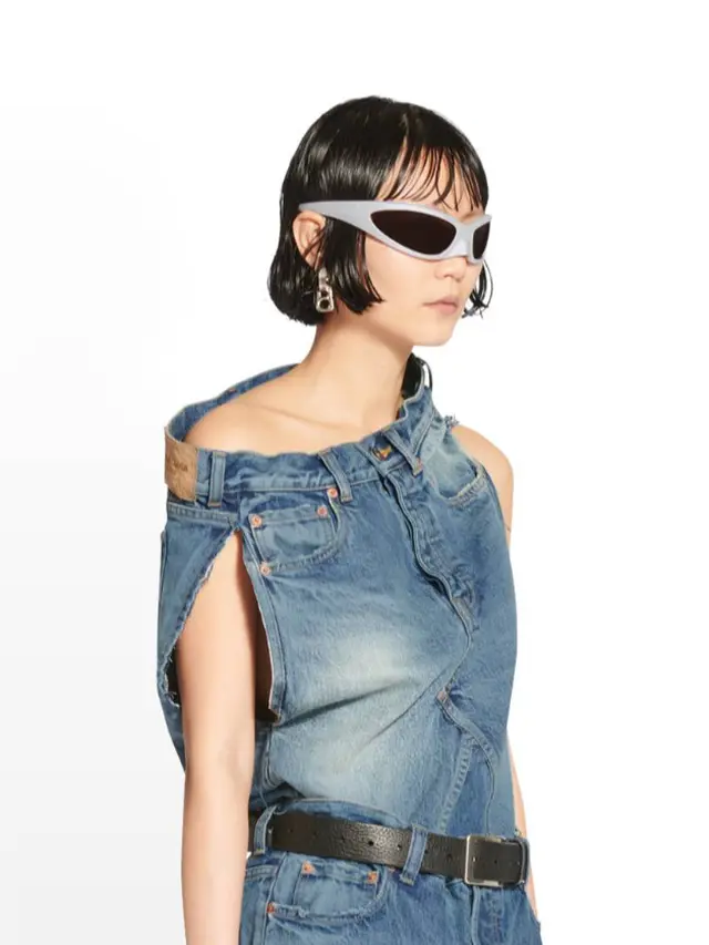 Tampilan Nyentrik BCL Pakai Atasan Menyerupai Celana Jeans Curi Perhatian