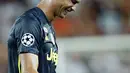 Pemain Juventus, Cristiano Ronaldo bereaksi setelah menerima kartu merah saat melawan Valencia pada matchday pertama Grup H Liga Champions, di Stadion Mestalla, Rabu (19/9). Berurai air mata Ronaldo meninggalkan Stadion Mestalla. (AP/Alberto Saiz)