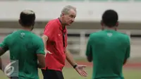 Pelatih Timnas Indonesia, Alfred Riedl (tengah) memberi arahan pada pemainnya saat latihan jelang leg 1 Semifinal Piala AFF 2016 di Stadion Pakansari, Bogor, Rabu (30/11). Laga pertama Semifinal digelar, 3 Desember. (Liputan6.com/Helmi Fithriansyah)