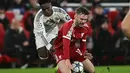 Penyerang Real Madrid asal Brasil, Vinicius Junior (kiri) berebut bola dengan bek Liverpool asal Irlandia Utara, Conor Bradley dalam pertandingan pekan keempat Liga Champions 2025-2026 di Stadion Anfield, Inggris, pada Selasa 4 November 2025 waktu setempat atau Rabu (5/11/2025) dini hari WIB. Tertinggal 0-1, Real Madrid bangkit dan meningkatkan pola permainan. (Paul ELLIS/AFP)
