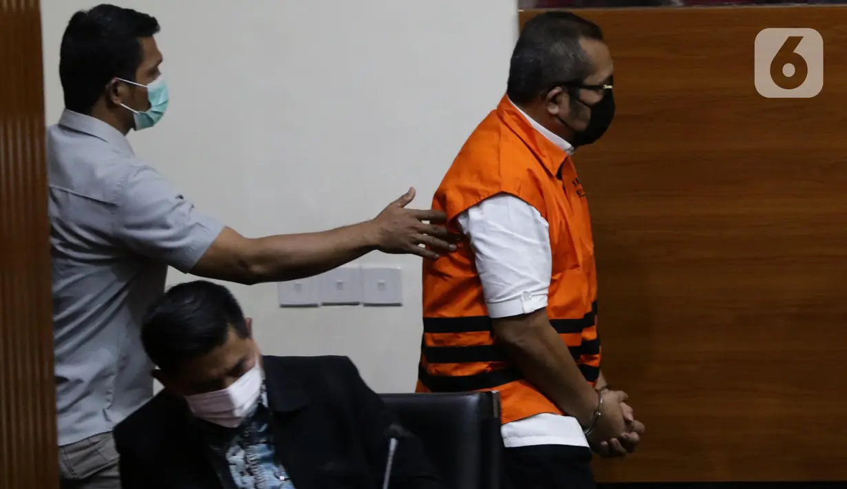 Wakil Ketua DPRD Provinsi Jawa Timur 2019-2024, Sahat Tua P. Simandjuntak (kanan) sesaat sebelum rilis penetapan tersangka dan penahanan di Gedung Merah Putih Komisi Pemberantasan Korupsi (KPK), Jakarta, Kamis (15/12/2022). Sahat Tua P. Simandjuntak bersama tiga orang lainnya terjerat OTT KPK berikut barang bukti uang dengan nilai seluruhnya Rp1 miliar. (Liputan6.com/Helmi Fithriansyah)