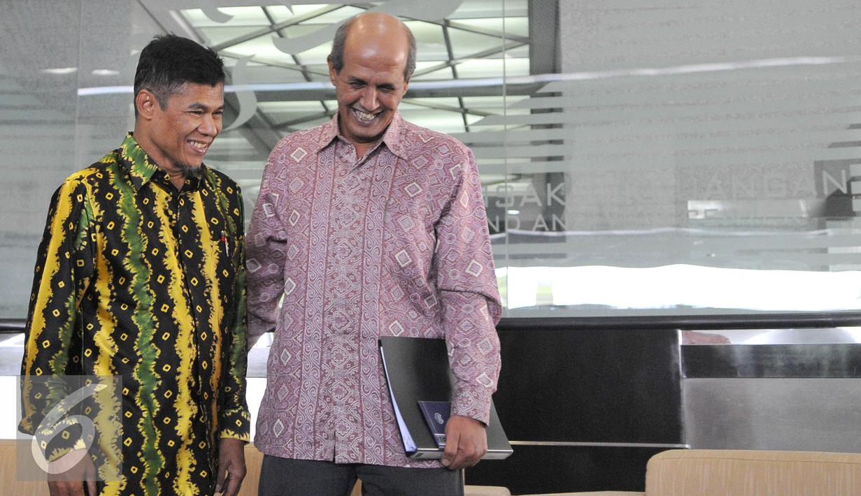 Ketua PPATK M Yusuf (kiri) bersama Dirjen Multilateral Kemenlu Hasan Kleib berbincang usai memberi keterangan terkait penghapusan Indonesia dari status Grey Area oleh FATF di Kantor PPATK Jakarta, Jumat (26/6/2015). (Liputan6.com/Herman Zakharia)