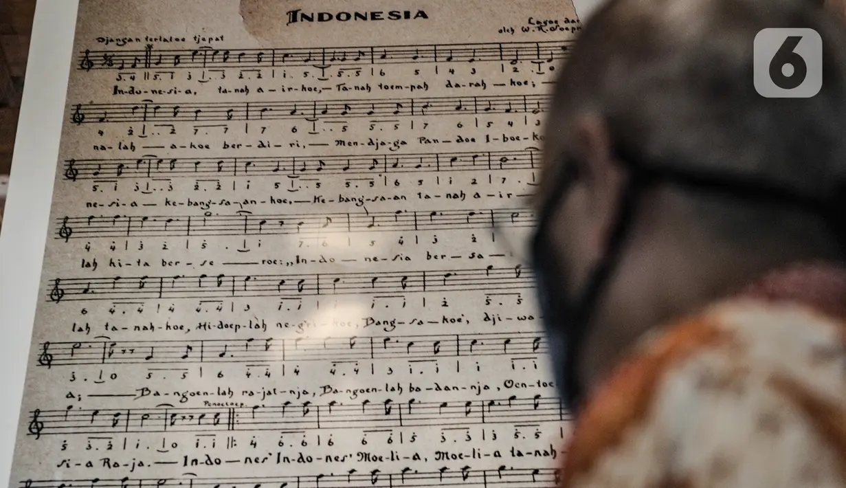 Pengunjung mengamati koleksi foto arsip tentang sejarah Indonesia dalam pameran Indonesia Bergerak 1900-1942 (Revamped) di Gedung Arsip Nasional, Jakarta, Selasa (15/12/2020). Pameran itu digelar oleh KITLV, Galeri Foto Jurnalistik Antara, ANRI, dan Perpustakaan Nasional. (merdeka.com/Iqbal Nugroho)