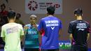 Pelatih kepala pebulu tangkis tunggal putra Indonesia, Irwansyah memberikan arahan kepada Anthony Sinisuka Ginting (kiri), Chico Aurta Dwi Wardoyo, dan Jonatan Christie saat latihan menjelang Indonesia Open 2023 di Istora Senayan, Jakarta, Senin (12/06/2023). Turnamen BWF Super 1000 tersebut diikuti oleh 268 atlet dari 20 negara yang berlangsung pada 13-18 Juni 2023. (Bola.com/Bagaskara Lazuardi)