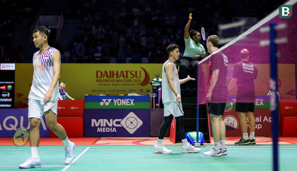Ganda putra Indonesia, Fajar Alfian/Muhammad Rian Ardianto, menang comeback atas Daniel Lundgaard/Mads Vestergaard asal Denmark di babak 32 besar Indonesia Masters 2025. Mereka menang tiga gim dengan skor 13-21, 21-19, 21-11 di Istora Senayan, Jakarta, Selasa (21/1/2025) sore WIB.