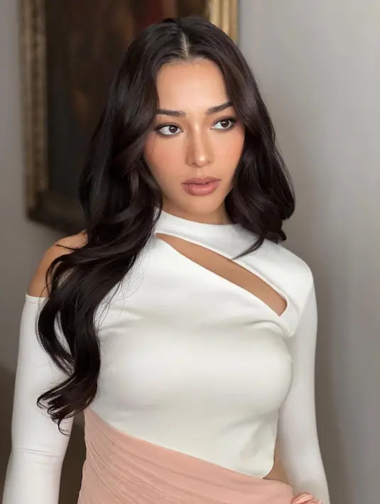 Ia tampil glamor dengan gaya khas yang membuatnya cocok disebut sebagai Klan Kardashian [@hairbyranggayusuf]