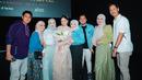 Tidak hanya sendiri, 3 anggota Geng Mamayu gandeng suami ke acara gala premiere film Bismillah Kunikahi Suamimu, kecuali Melody Laksani. Para anggota Geng Mamayu kompak unggah foto hadiri gala premiere film baru Syifa Hadju di media sosial, rata-rata warganet berkomentar sudah tak sabar saksikan film yang terinspirasi dari kisah Wattpad berjudul sama ini. (Liputan6.com/IG/@lestykejora)