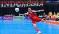 Pemain Timnas Futsal Indonesia, Samuel Eko berusaha mencetak gol ke gawang Jepang dalam laga semifinal Piala Asia Futsal 2026 di Indonesia Arena, Senayan, Jakarta, Kamis (05/02/2026). (Bola.com/Bagaskara Lazuardi)