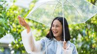 Ilustrasi seorang perempuan sehat di tengah hujan. (Foto: Shutterstock)