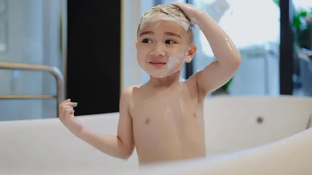 Potret Rayyanza Mandi di Bathtub Saat Liburan, Netizen Heboh (credit: instagram/raffinagita1717)