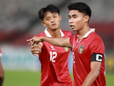 Timnas Indonesia U-20 harus mengakui keunggulan Selandia Baru 1-2 pada laga matchday kedua International Friendly Match U-20 yang berlangsung di Stadion Utama Gelora Bung Karno (SUGBK), Jakarta, Minggu (19/02/2023). Timnas Indonesia U-20 sebenarnya lebih banyak memiliki peluang khususnya di babak pertama. Namun akibat penyelesaian akhir yang lemah, Arkhan Fikri dkk gagal mengkonversinya menjadi gol. Tiga gol yang tercipta seluruhnya terjadi pada babak kedua. Dua gol Selandia Baru dicetak Oliver John Colloty dan Jay Joshua Herdman. Sementara gol balasan Garuda Muda dilesakkan lewat sundulan kepala Muhammad Ferarri. (Bola.com/Ikhwan Yanuar)